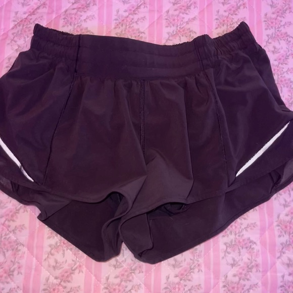 Black lulu shorts 2.5 inch size 6 - Picture 1 of 2